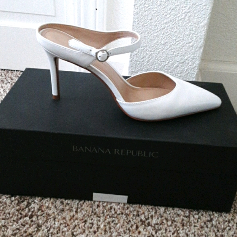 White slip on mule pump